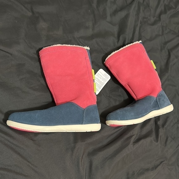 Women’s Crocs Adela Foldover Fuzz Bootie - Picture 4 of 6